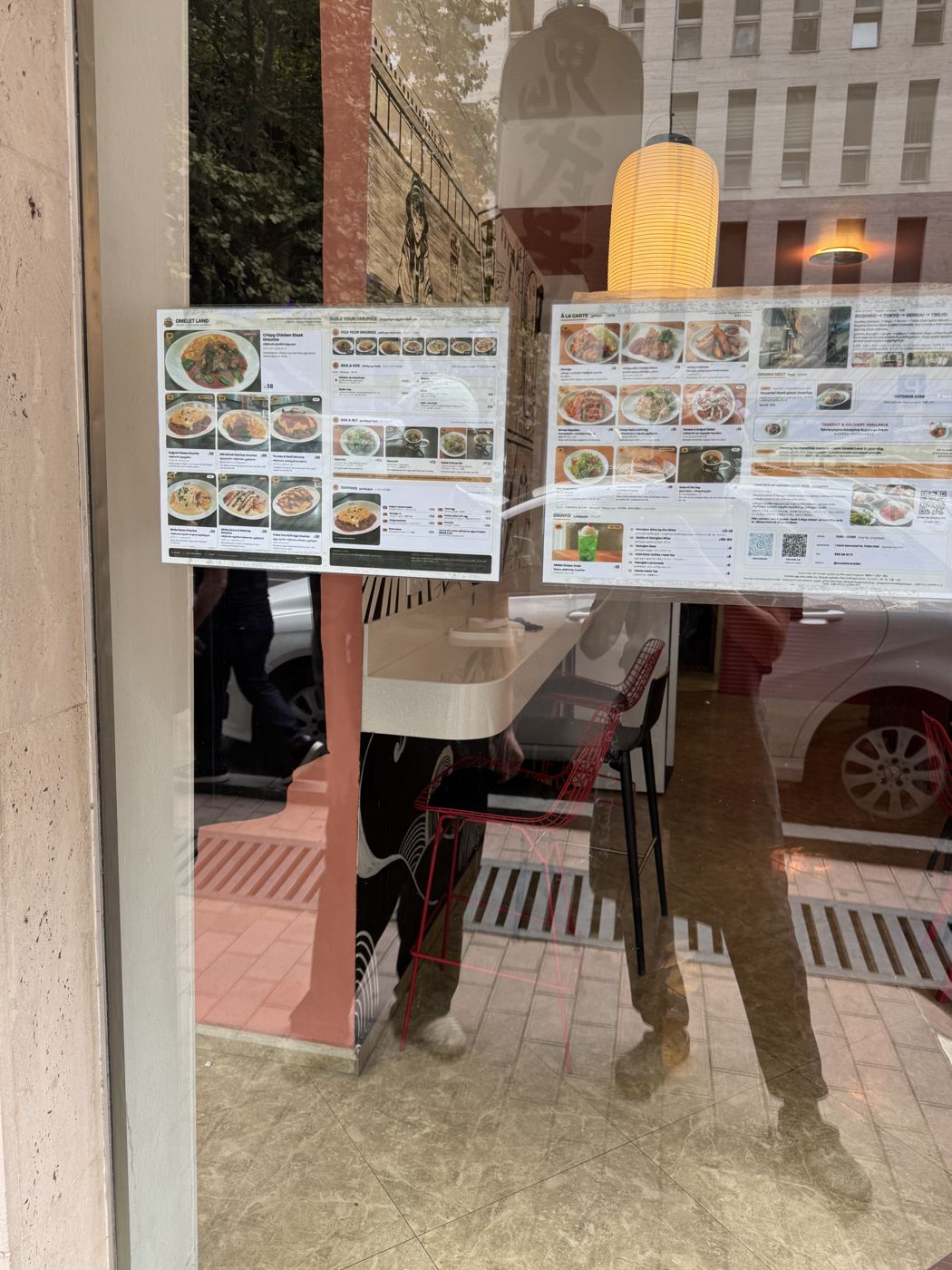 店の窓に貼ったメニュー